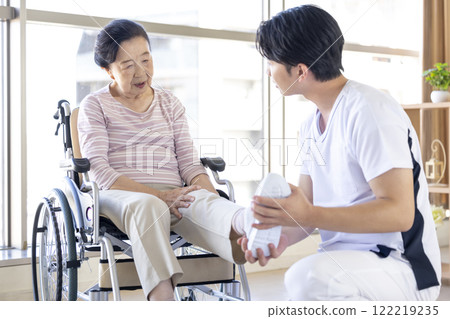 醫療：高級婦女接受物理治療師的檢查 122219235