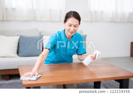 清潔桌子的高級女管家 122219356