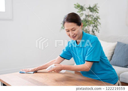 清潔桌子的高級女管家 122219359