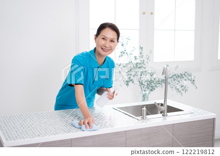 打掃廚房的高級女管家 122219812