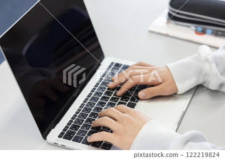 在計算機上工作的孩子的手 122219824