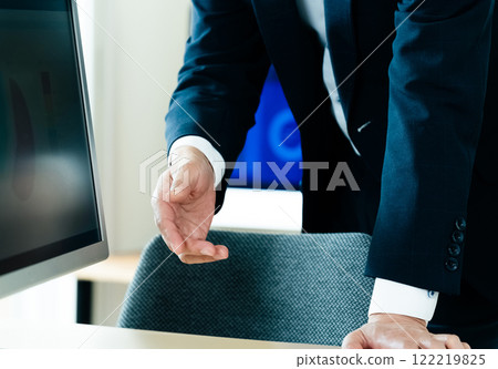 商人在電腦前解釋 122219825