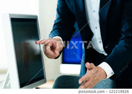 商人在電腦前解釋 122219826