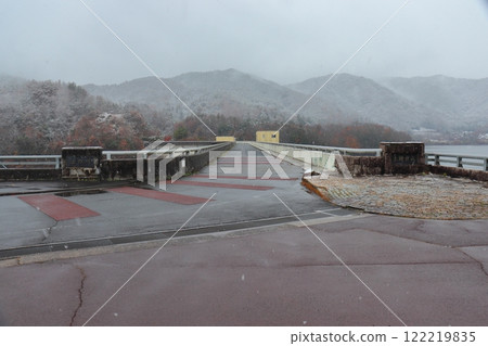 下著小雪的哈芝水壩頂部(廣島縣秋高田市) 下著小雪的哈芝水壩頂部(廣島縣秋高田市) 122219835