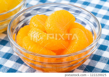 Close-up of canned mandarins in syrup 122220025