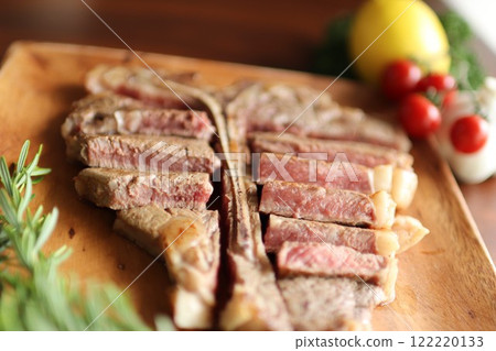Dynamic T-bone steak 122220133