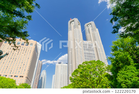 Tokyo: Parks with fresh greenery and skyscrapers Tokyo: Parks with fresh greenery and skyscrapers 122220170