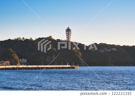 從片瀨西濱海灘看到的江之島夜景(神奈川縣藤澤市) 從片瀨西濱海灘看到的江之島夜景(神奈川縣藤澤市) 122221191