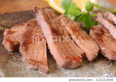 Thick cut beef tongue Thick cut beef tongue 122221600