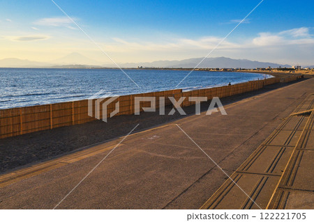 江之島片瀨西濱海灘和富士山的夜景(神奈川縣藤澤市) 江之島片瀨西濱海灘和富士山的夜景(神奈川縣藤澤市) 122221705