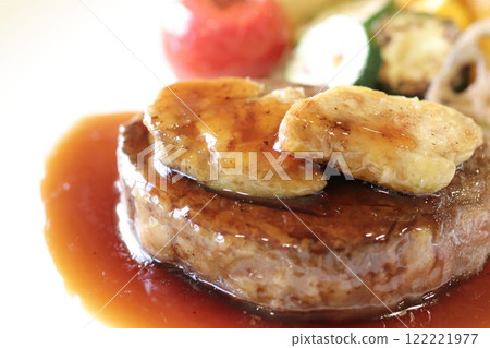 Fillet and foie gras Rossini style 122221977