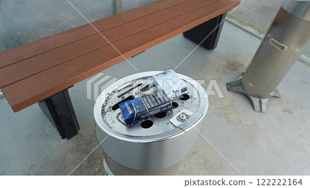 吸煙區的煙灰缸 122222164