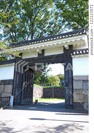 舊江戶城（皇宮）的田安門[東京都千代田區] 122223072
