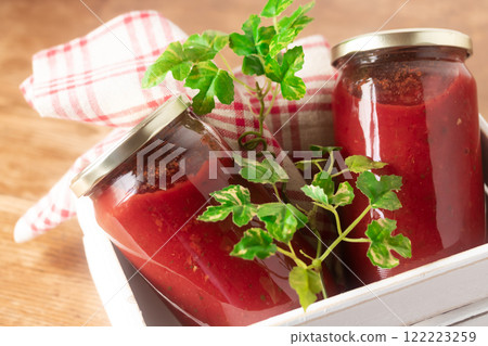 Convenient, delicious and versatile tomato sauce Convenient, delicious and versatile tomato sauce 122223259