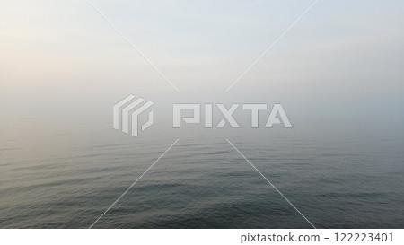 The horizon where the boundary between the sea and the sky is unclear 122223401