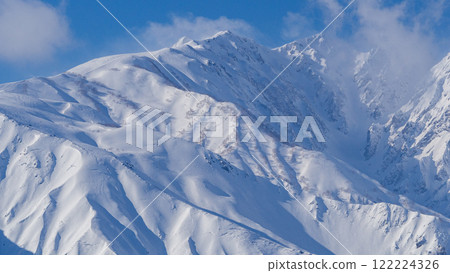 長野縣白馬村晴朗的天空和白雪皚皚的北阿爾卑斯山 122224326