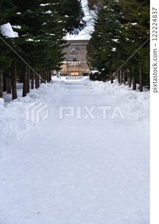 Photographing the grounds of Yakumo Shrine in Yakumo Town, Hokkaido in winter 122224837