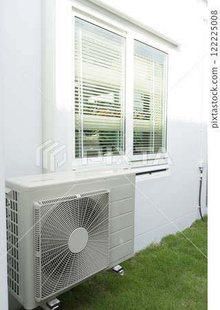 air conditioner that install at the wall of building 122225008