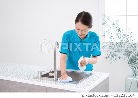 打掃廚房的高級女管家 122225164