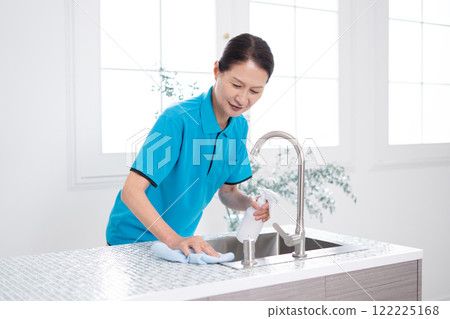 打掃廚房的高級女管家 122225168