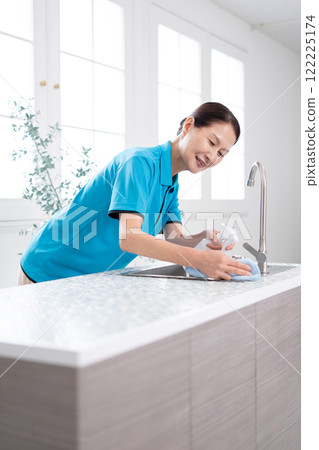 打掃廚房的高級女管家 122225174