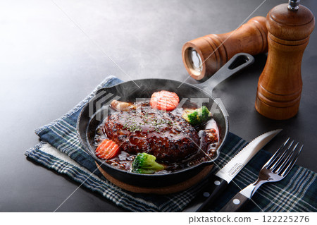 Braised hamburger steak 122225276