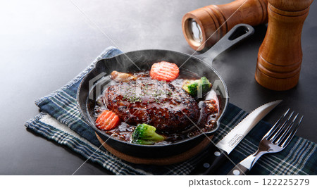 Braised hamburger steak 122225279