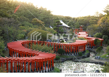 千本鳥居與龍神宮在陽光下蜿蜒如龍 千本鳥居與龍神宮在陽光下蜿蜒如龍 122225521