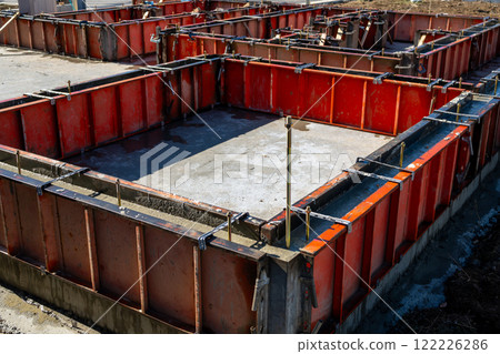 基礎施工中的房屋 混凝土澆築到模板中 基礎施工中的房屋 混凝土澆築到模板中 122226286