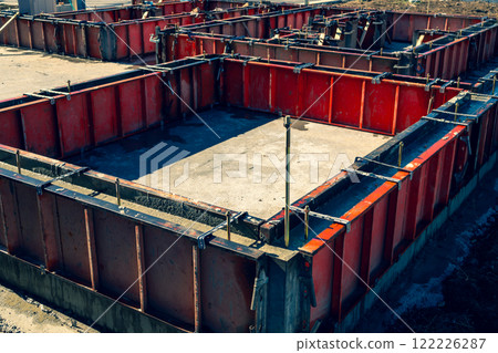 基礎施工中的房屋混凝土澆築模板，強調暖色和冷色 122226287