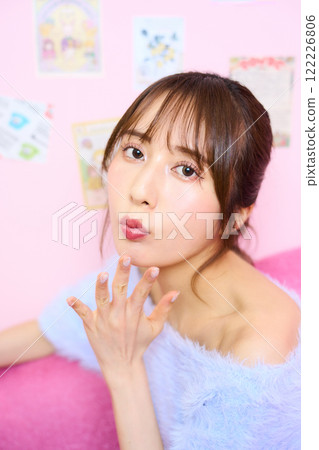 童話房間裡年輕女子的時尚肖像 122226806