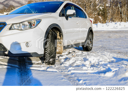 雪地上配備全季節輪胎的四輪驅動車 122226825