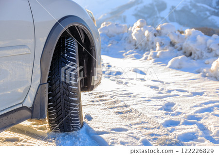 雪地上配備全季節輪胎的四輪驅動車 雪地上配備全季節輪胎的四輪驅動車 122226829