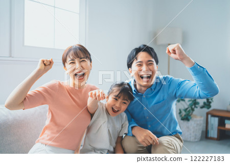 3 people family 122227183