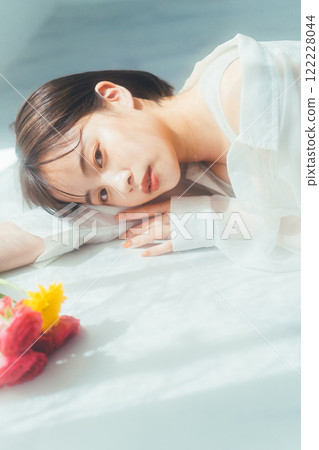 年輕女性的美妝形象 122228044