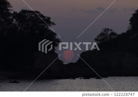 Sunset over the sea through the rocks 122228747