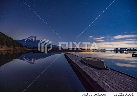 [Shizuoka Prefecture] Fuji seen from Lake Tanuki in the moonlight 122229101