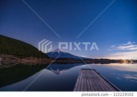 [Shizuoka Prefecture] Fuji seen from Lake Tanuki in the moonlight 122229102