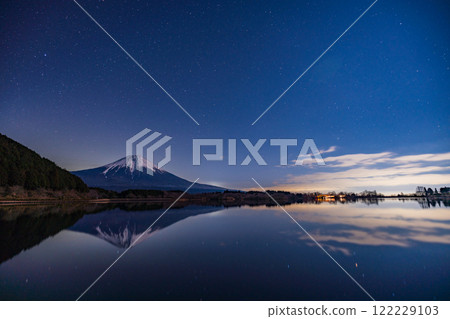 [Shizuoka Prefecture] Fuji seen from Lake Tanuki in the moonlight 122229103