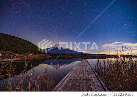 [Shizuoka Prefecture] Fuji seen from Lake Tanuki in the moonlight 122229105