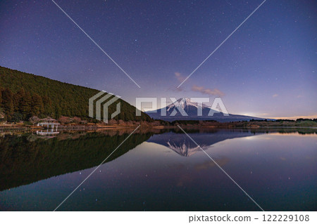 [靜岡縣]月光照亮的狸湖畔看到的富士山 122229108