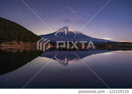 [Shizuoka Prefecture] Fuji seen from Lake Tanuki in the moonlight 122229110