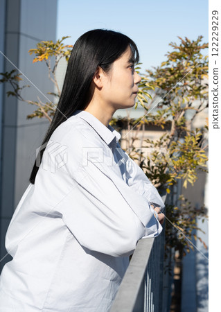 女人在陽台看風景 122229229