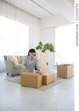 一名婦女正在組裝紙箱進行搬運工作 122229258