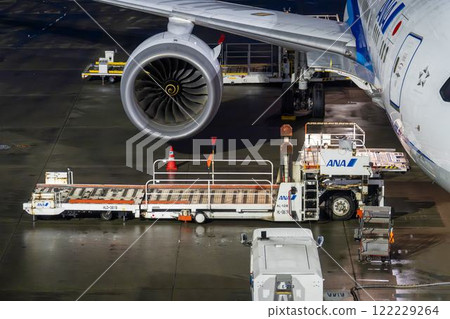 夜間的新千歲機場 高吊裝載機 北海道千歲市 夜間的新千歲機場 高吊裝載機 北海道千歲市 122229264