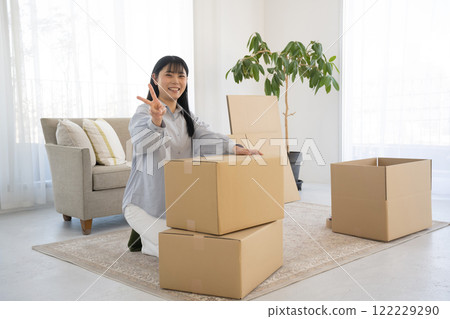 一名婦女正在組裝紙箱進行搬運工作 一名婦女正在組裝紙箱進行搬運工作 122229290