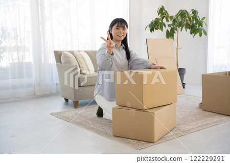 一名婦女正在組裝紙箱進行搬運工作 一名婦女正在組裝紙箱進行搬運工作 122229291