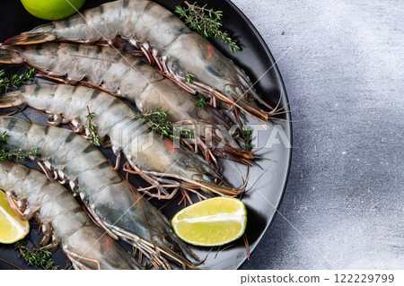 Raw big tiger ( king ) shrimps photography . Top view 122229799