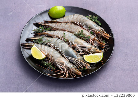 Raw big tiger ( king ) shrimps photography . Top view 122229800