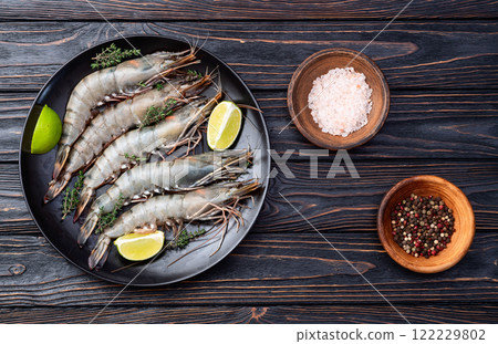 Raw big tiger ( king ) shrimps photography . Top view 122229802